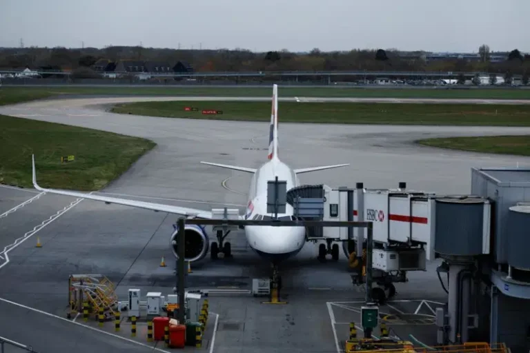 Heathrow: First flights land after power station fire