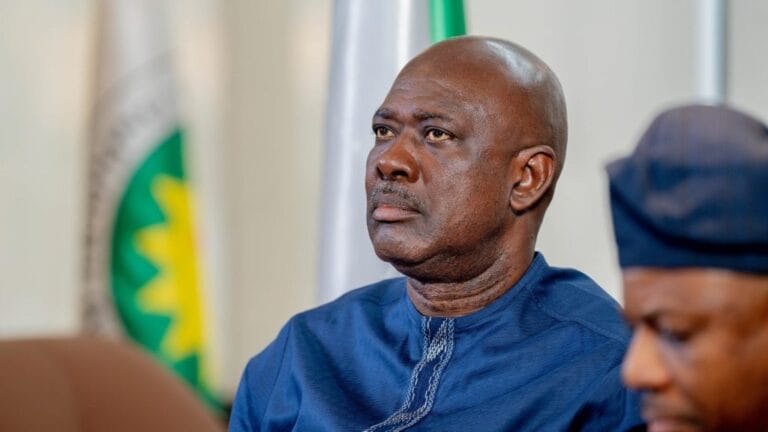 FG showers praises on Caverton Helicopters while touring facilities