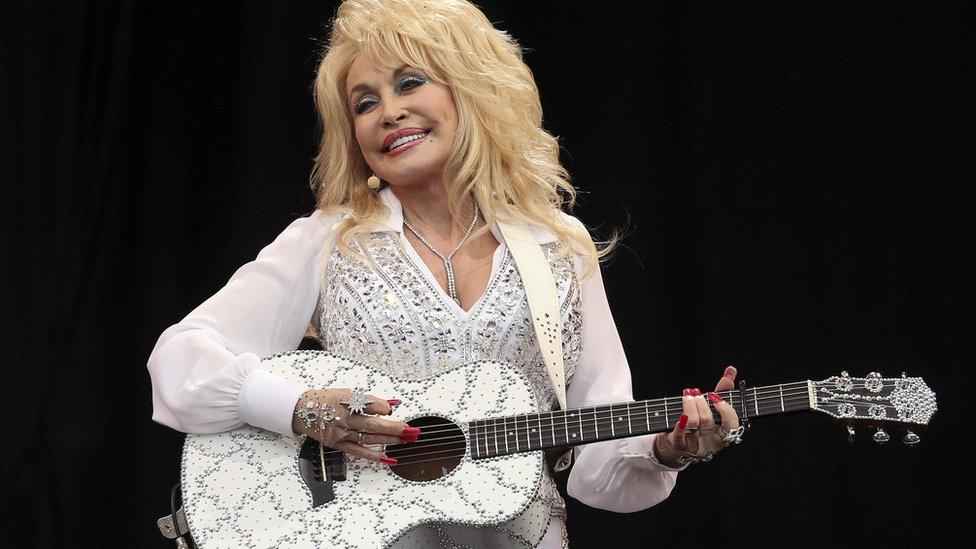 Trump Orders US Flags Lowered to Honour Dolly Parton’s Death